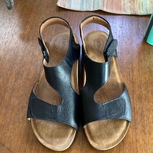 NWOT Taos Black Sandals